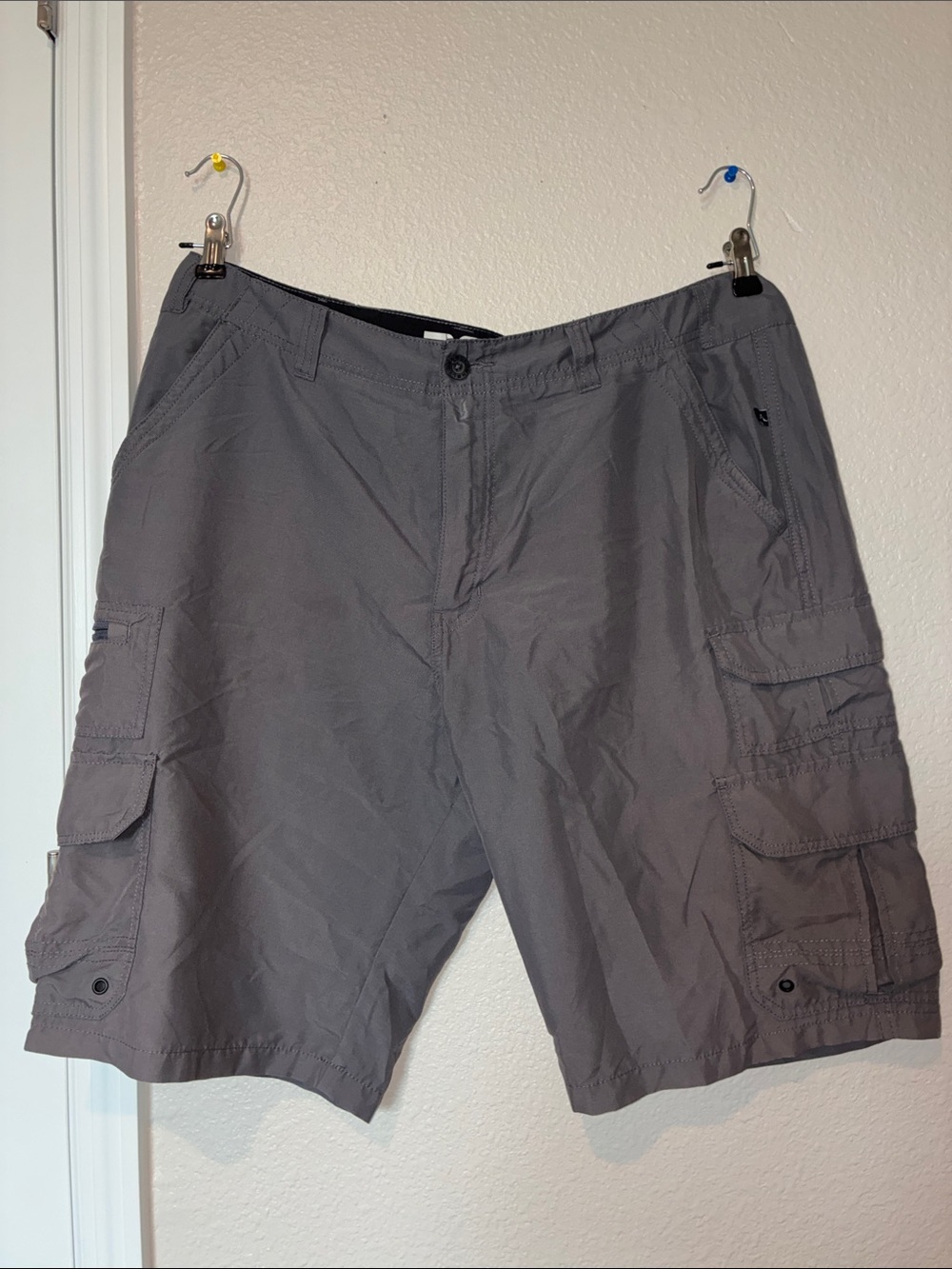 Men's Gray Cargo Shorts with Multiple Utility Pockets